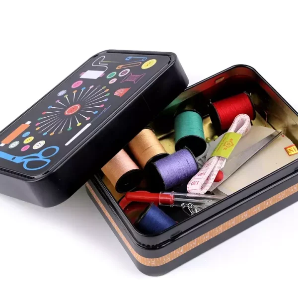 Przybornik do szycia w dużej metalowej puszce